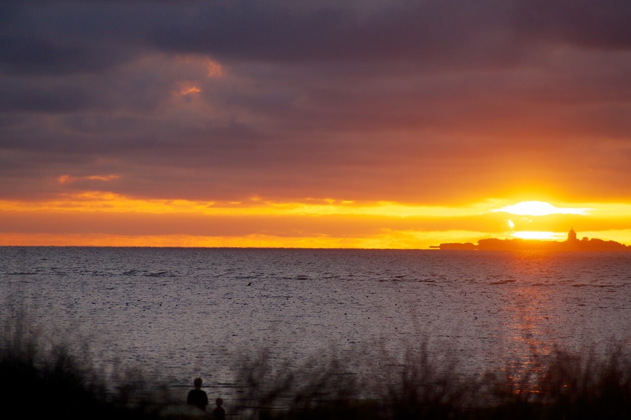 Sonnenuntergang über Neuwerk von Cuxhaven Sahlenburg mit Blick auf die Nordsee